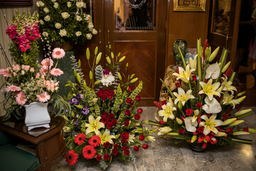 Fototapeta na wymiar flores en iglesia