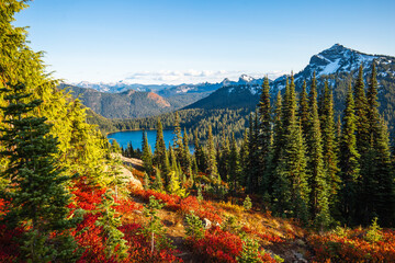 Fall on the trail around Naches Peak in Washington with a veiw of Dewey Lake - obrazy, fototapety, plakaty