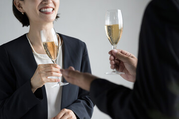 乾杯する男女　顔無しのクローズアップ