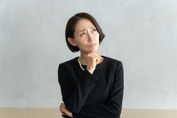 葬式・悩む女性