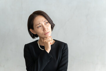 葬式・悩む女性