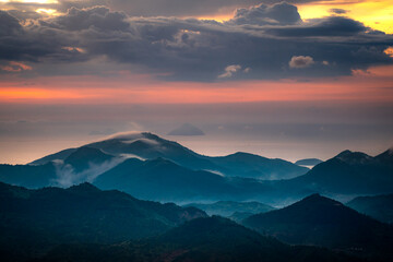 Obraz premium Watching the sunrise on the high mountains, far away is the famous coastal tourist city of Nha Trang
