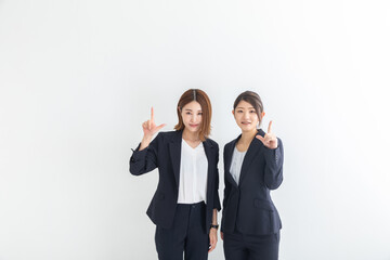 スーツを着てハンドサインする女性　Business	