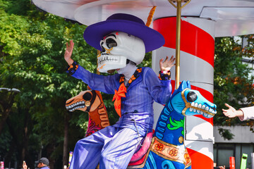Fototapeta na wymiar Day of the dead parade in Mexico city