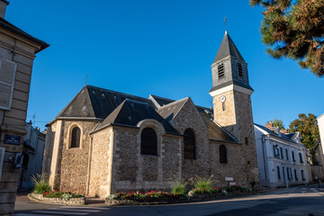 Vue extérieure de l'église catholique Saint-Eustache, construite au 16ème siècle à Viroflay, France - obrazy, fototapety, plakaty