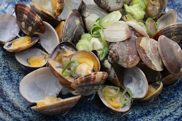 青い皿の上に乗ったアサリの酒蒸し