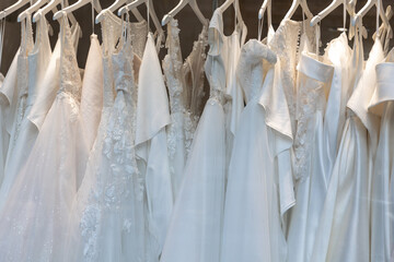 Robes de mariées sur un portant