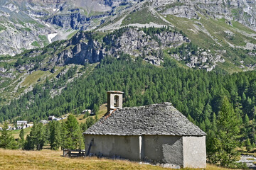 Fototapeta na wymiar La Cappella del Groppallo sull'altipiano del Parco Naturale Alpe Veglia e Alpe Devero, Valle d'Ossola - Piemonte