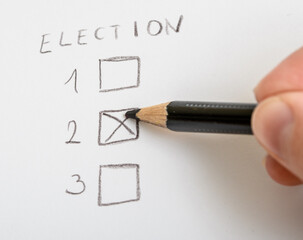 Postawiony krzyżyk w polu wyboru na karcie do głosowania 