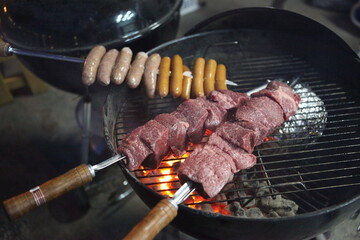 バーベキューで肉を調理