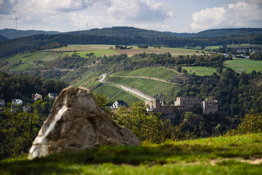 Blick vom Dreiburgenblick in Patersberg auf Burg Rheinfels in Sankt Goar