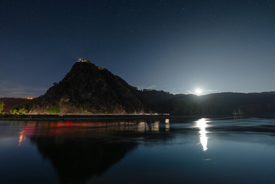 Der Loreleyfelsen in Sankt Goarshausen im Mondlicht