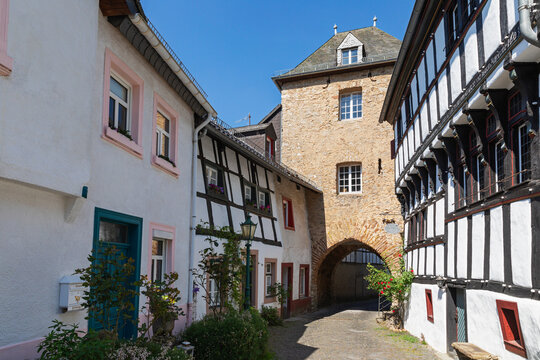 Germany, North Rhine Westphalia, Blankenheim, Hirtentor gate and historic half-timbered houses