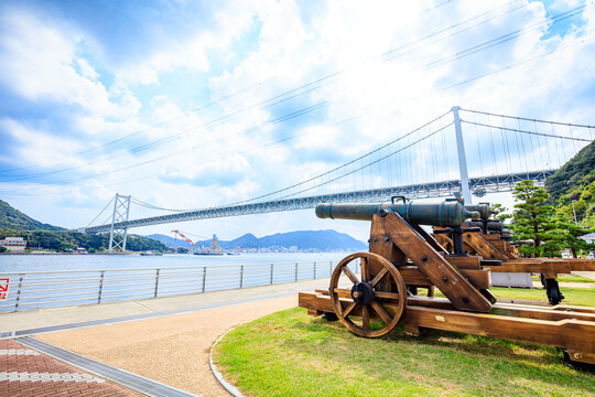 初秋の長州砲と関門橋　山口県下関市　Choshu Gun and Kanmon Bridge in early autumn. Yamaguchi Pref, Shimonoseki City.