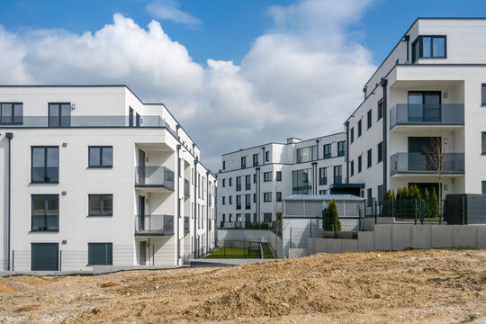 Germany, Bavaria, Odelzhausen, Modern suburban buildings with construction site in foreground