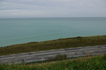 Vue sur la mer et une route de Dieppe en Normandie