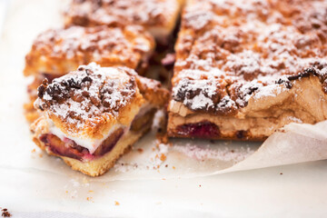 Shortcrust cake with meringue and plums  - 656969245