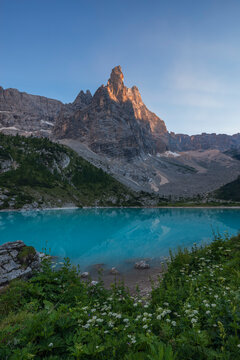 Italy, Veneto, LakeSorapiss andDito di Dio peak at springtime dusk