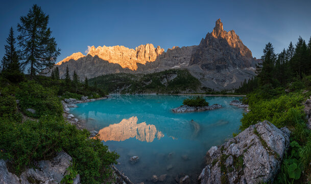 Italy, Veneto, LakeSorapiss andDito di Dio peak at springtime dusk