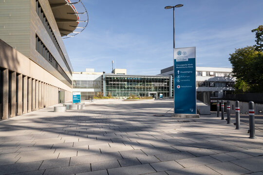 Haupteingang der neuen chirurgischen und medizinischen Klinik des Universitätsklinikum im Neuenheimer Feld in Heidelberg