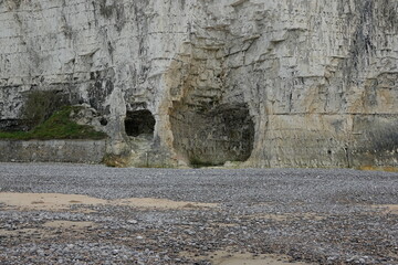 Petites grottes naturelles sur les falaises de Dieppe en Normandie - obrazy, fototapety, plakaty