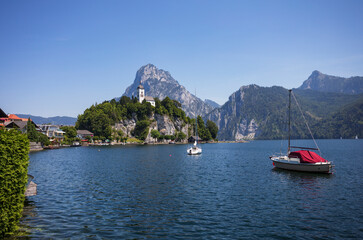Austria, Upper Austria, Traunstein, Sailboats in front of Johannesbergkapelle