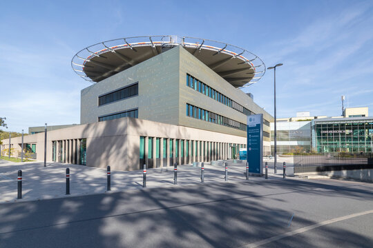 Hubschrauberlandeplatz f&uuml;r Rettungshubschrauber auf der neuen chirurgischen Klink des Universit&auml;tsklinikum Heidelberg im Neuenheimer Feld in Heidelberg