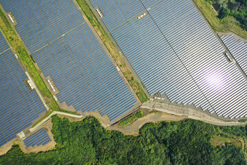 空撮した太陽光発電施設