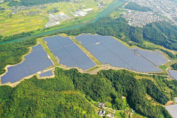 空撮した太陽光発電施設