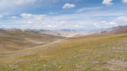 Beautiful mountain wilderness landscape in the Indian Himalayans of Ladakh - obrazy, fototapety, plakaty