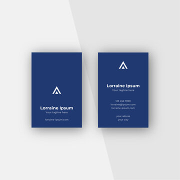 Carte de visite moderne et minimaliste. Carte de visite  vectorielle, portrait, professionnelle, &eacute;l&eacute;gante, arri&egrave;re-plan bleu, et &eacute;l&eacute;ments blancs. Logo triangulaire, bleu fonc&eacute;, sobre