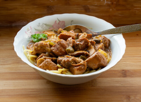 Leckerer Gulasch mit Nudeln