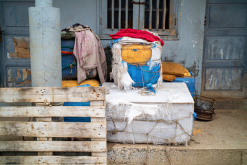 matériel de pêche entreposé dans un port de pêche dans la banlieue de Dakar au Sénégal en Afrique - obrazy, fototapety, plakaty