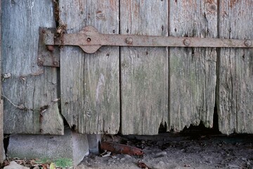 Detail eines alten, verwitterten Holztores