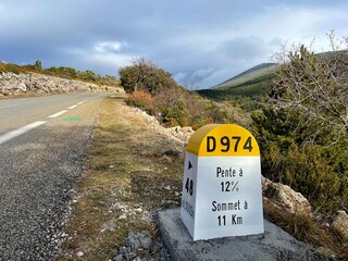 Borne kilométrique sur la route qui monte jusqu'au mont Ventoux, dans le Vaucluse, en Provence.  - obrazy, fototapety, plakaty