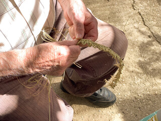 person holding a rope of traditional esparto grass