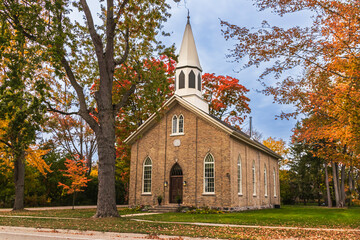 Fototapeta na wymiar small beautiful church in autumn scenery, autumn in Canada
