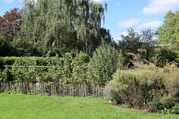 Sonniger Spätsommertag in einem Landschaftspark in Hamm in Nordrhein-Westfalen