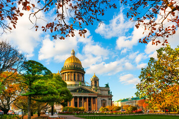Saint Isaac's Cathedral in Saint Petersburg, Russia. Autumn cityscape - obrazy, fototapety, plakaty