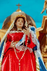 Obraz premium Statue of the Virgin of Rosario on an altar with church background