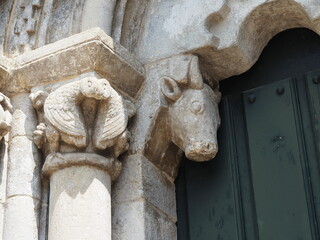 capitel con dos aves afrontadas de la iglesia de san pedro de portomarín, al fondo una cabeza de toro,  lugo, galicia, españa, europa