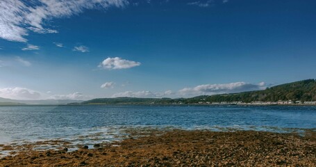 Am frühen Morgen bei Sonnenaufgang in herrlicher Idylle und Einsamkeit an der Küste von Inverness in Schottland.
Strand an der Küste der britischen Inseln. Wasserbrücke. Hängebrücke. Brücke und Leucht
