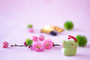 日本の正月　干支の辰と梅の花と扇と松（ピンクバック）