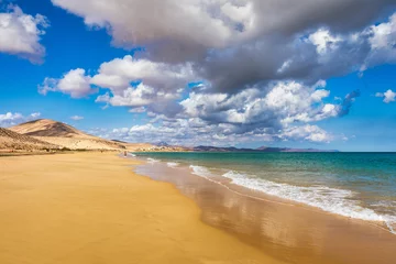 Photo sur Plexiglas Plage de Sotavento, Fuerteventura, Îles Canaries View on the beach Sotavento with golden sand and crystal sea water of amazing colors on Costa Calma on the Canary Island Fuerteventura, Spain. Beach Playa de Sotavento, Canary Island, Fuerteventura.