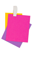 3 bunte Zettel in lila, gelb und pink mit einer weißen Klammer