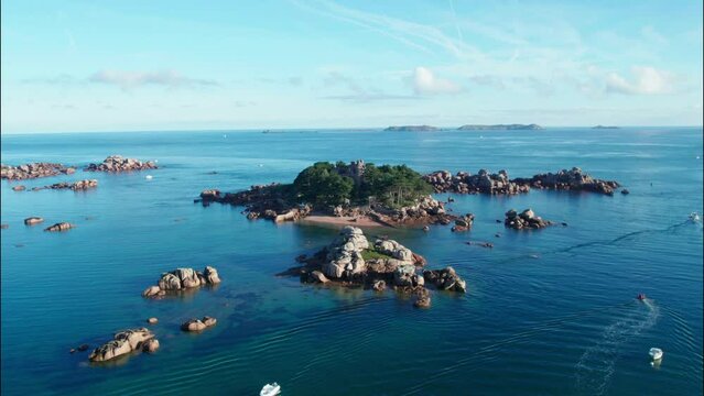 Le ch&acirc;teau de Costa&eacute;r&egrave;s est situ&eacute; sur l'&icirc;le de Costa&eacute;r&egrave;s dans le territoire de la commune fran&ccedil;aise de Tr&eacute;gastel, dans les C&ocirc;tes-d'Armor, en Bretagne.