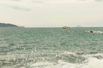 Barco navegando no mar de Ilha Bela, Litoral Norte de São Paulo, Brasil. 