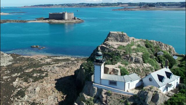 L'&icirc;le Lou&euml;t se situe en Bretagne, sur la c&ocirc;te nord du Finist&egrave;re, au coeur de la Baie de Morlaix, &agrave; proximit&eacute; de Carantec et Roscoff.