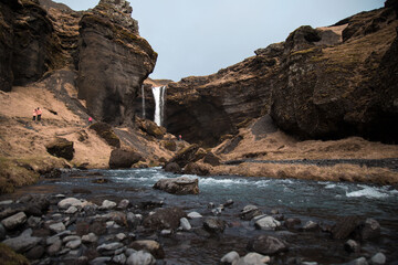 Fototapeta premium Rincón escondido de rocas y acantilados con cascada al fondo. Islandia. 