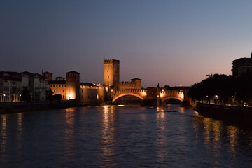 Paisaje en 4K de alta definición del puente y río de la ciudad de Verona, Italia.